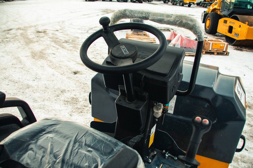 Мини-каток XCMG XMR403VT