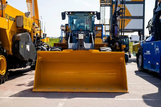 Фронтальный погрузчик XCMG XC968-EV 2