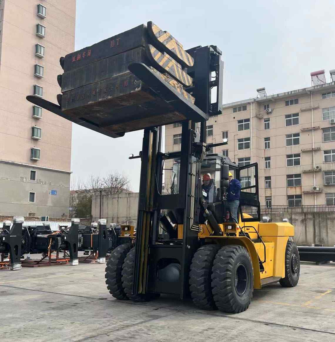 Контейнерный вилочный погрузчик XCMG XCF3012K