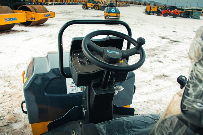 Каток XCMG XMR303